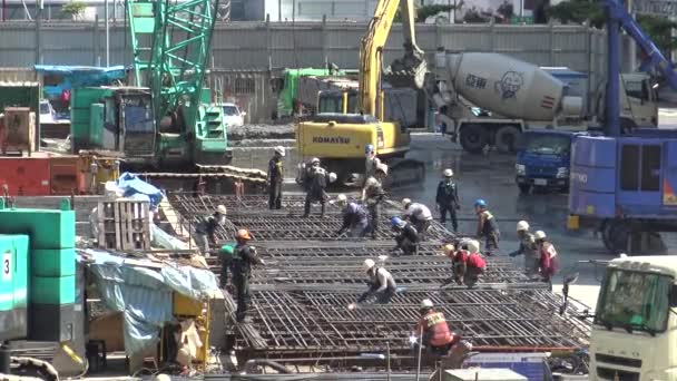 2016年6月 建設業の概要アジアの労働者は台湾 ダンのコンクリート構造物を構築するための手作業溶接 — ストック動画