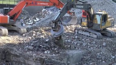 Taipei, Tayvan-02 Mart 2016: 4k Kazı, kepçe ve kaldırma mıknatısı bir inşaat sahasında çalışıyor, eski harabe evi yıkıyor ve Tayvan-Dan 'de yeni bir ev inşa ediyor.