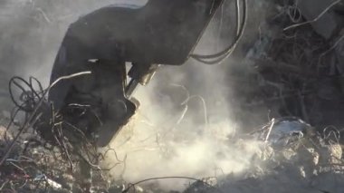 4k Hidrolik Yıkım ile büyük bir kazıcı bir inşaat sahasında çalışıyor, beton ve demir çubukları çıkarmak için duvarı yıkıyor ta ki eski Dan Evi 'nin enkazını yapana kadar.
