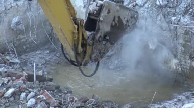4k Pnömatik sondaj duvarı, matkap makinesi bir inşaat sahasında çalışıyor, eski yıkılmış evi yıkıyor ve yeni bir ev inşa ediyor - Dan