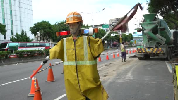 台湾台北 2017年9月12日 4K台湾道路安全假人 台北市交通要道上的电旗手们的警告哑巴 道路建设中的机器人形象 保护工作者 — 图库视频影像