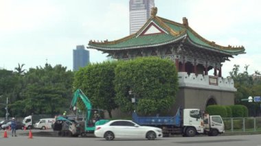 Taipei, Tayvan-25 Ağustos 2017: 4K Yolu inşaatı asfalt Taipei doğu kapısının genişletilmesi ve değiştirilmesi ile sonuçlandı. İşçiler kepçe ve traktör kullanıyor. Çalışırken trafik yoğun - Dan