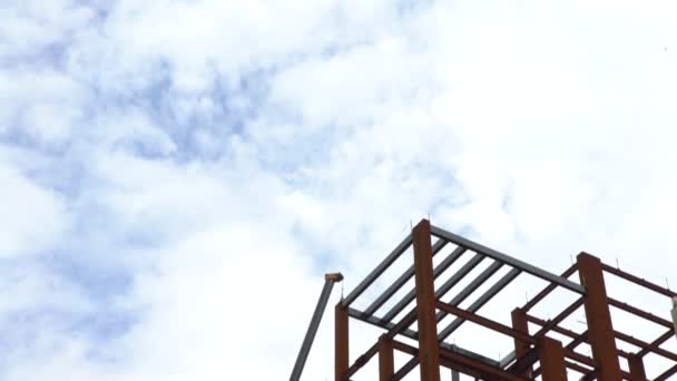 Uitzicht Een Nieuw Hoogbouw Kantoorgebouw Aanbouw Een Constructie Kraan Werkend — Stockvideo