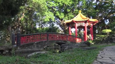 Taipei City, Tayvan 4K-Dan 'in bir parkında köprüsü ve göleti olan güzel Çin pavyonu.