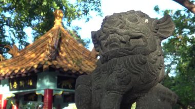 Antik Taş Aslan Önünde Tayvan 'ın Taipei şehrindeki bir parktaki Çin pavyonu, 4K-Dan