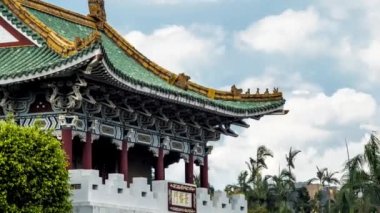 Taipei 'nin doğu kapısı ile Tayvan' da gündüz bulutlu bir cadde. Tarihsel zaman çizelgeleri. Jingfu Kapısı Dan