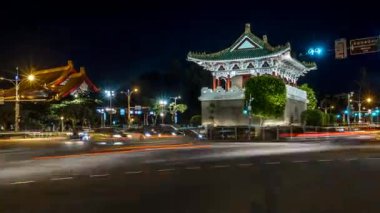 Taipei, Tayvan-25 Ağustos 2017: Tayvan 'ın doğu kapısı ile caddenin güzel hiperlapası. Kapıya yaklaşan farklı araçlar. Zaman ayarlı trafik arabaları, motosikletler, otobüsler yolda.
