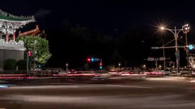 Geceleri Tayvan 'ın doğu kapısı ile caddenin güzel Hyperlapse' si. Kapıya yaklaşan farklı araçlar. Zaman ayarlı trafik arabaları, motosikletler, yolda otobüs. Jingfu Kapısı Dan