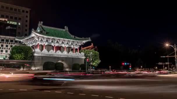 Beutiful Hyperlapse Street Tajpej Keleti Kapujával Tajvanon Éjszaka Különböző Járművek — Stock videók