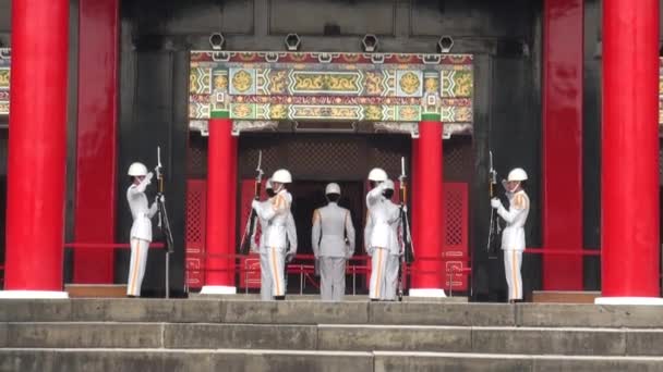 Тайбэй Тайвань Апреля 2013 Смена Караула Национальном Храме Мучеников Революции — стоковое видео