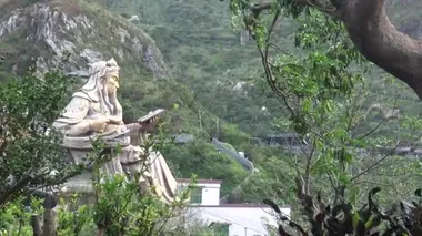 Ruifang 'da Jinguashi yakınlarındaki Cyuanji Tapınağı' ndaki Guan Yu heykelinin 4K etkileyici anıtı, Xinbei, Tayvan-Dan 'deki ünlü eğlence merkezleri