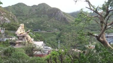 Ruifang 'da Jinguashi yakınlarındaki Cyuanji Tapınağı' ndaki Guan Yu heykelinin 4K etkileyici anıtı, Xinbei, Tayvan-Dan 'deki ünlü eğlence merkezleri