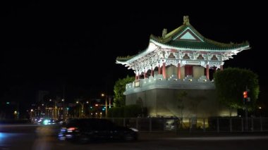 Taipei, Tayvan-25 Ağustos 2017: 4K Tayvan 'ın Doğu Kapısı. Kapıya yaklaşan farklı araçlar. Gece yolda trafik arabaları, motosikletler ve otobüsler. Tarihsel site Jingfu Gate-Dan