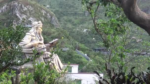 Indrukwekkend Monument Van Guan Standbeeld Bij Cyuanji Tempel Buurt Van — Stockvideo