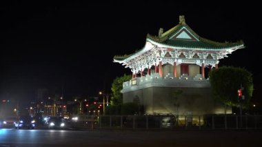 Taipei, Tayvan-25 Ağustos 2017: 4K Tayvan 'ın Doğu Kapısı. Kapıya yaklaşan farklı araçlar. Gece yolda trafik arabaları, motosikletler ve otobüsler. Tarihsel site Jingfu Gate-Dan