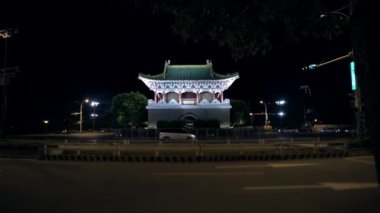 Taipei, Tayvan-25 Ağustos 2017: 4K Tayvan 'ın Doğu Kapısı. Kapıya yaklaşan farklı araçlar. Gece yolda trafik arabaları, motosikletler ve otobüsler. Tarihsel site Jingfu Gate-Dan