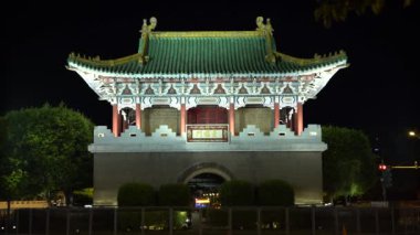 Taipei, Tayvan-25 Ağustos 2017: 4K Tayvan 'ın Doğu Kapısı. Kapıya yaklaşan farklı araçlar. Gece yolda trafik arabaları, motosikletler ve otobüsler. Tarihsel site Jingfu Gate-Dan