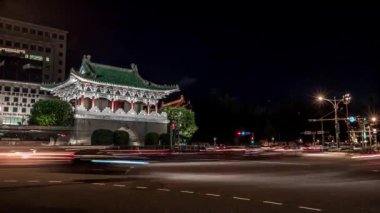 4K Beutiful Timelapsed Caddesi, Tayvan 'ın doğu kapısı, geceleri. Kapıya yaklaşan farklı araçlar. Trafik arabaları, motosikletler ve otobüsler yolda. Jingfu Kapısı Dan