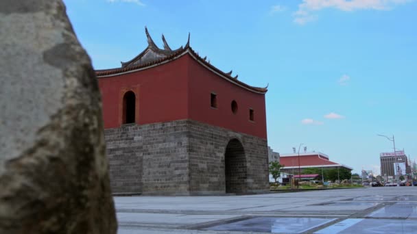 台北2017年8月9日 4K歴史ある台北北門を雲一日で移動 知念門とも呼ばれる 赤い古代都市の門の旅 — ストック動画