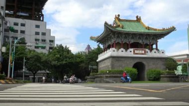 Taipei, Tayvan-28 Mayıs 2015: 4K Taipei Güney Kapısı, Tayvan. Şehrin girişine yakın yerlerde trafik arabaları, motorsikletler ve farklı araçlar sürüyordu. Yaz güneşinde mavi gökyüzü. - Dan.