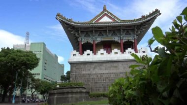 Tayvan 'daki 4K Taipei yedek güney kapısı. Yaz güneşinde güzel mavi gökyüzü. - Dan.