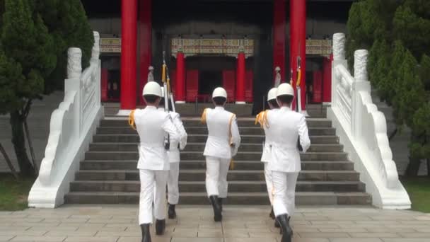 2013年4月18日 中国の戦死者に捧げられた中山地区の革命殉教者の国家神社での警備員の変更 Dan — ストック動画