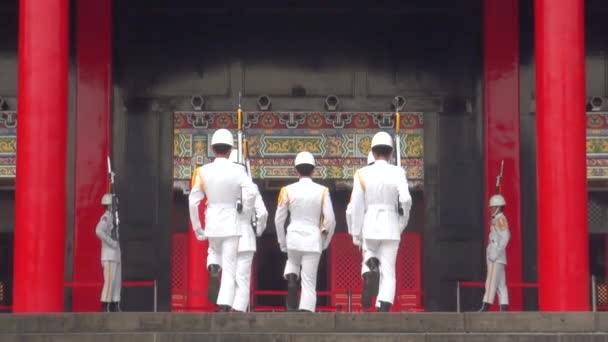 台湾台北4月18日电 2013年4月18日 中山地区革命烈士国家神龛的卫兵换班 该神龛是为了纪念中华民国的阵亡将士 — 图库视频影像