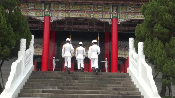 Taipei Taiwán Abril 2013 Cambio Guardia Santuario Nacional Los Mártires — Vídeo de stock