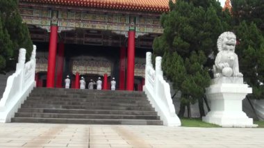 Taipei, Tayvan-18 Nisan 2013: Zhongshan Bölgesi 'ndeki Ulusal Devrim Şehitleri Tapınağı' nda muhafız değişimi.