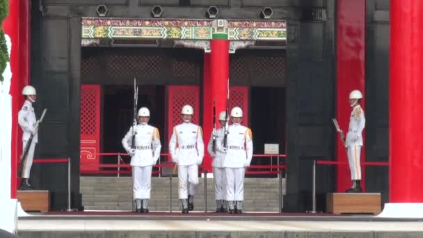 Taipei Taiwán Abril 2013 Cambio Guardia Santuario Nacional Los Mártires — Vídeo de stock