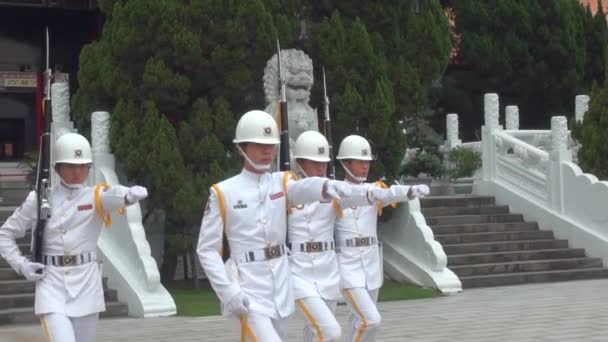 Taipei Taiwán Abril 2013 Cambio Guardia Santuario Nacional Los Mártires — Vídeos de Stock