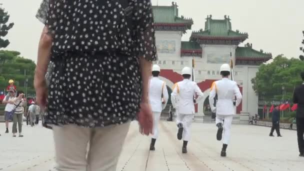 Tajpej Tajwan Kwietnia 2013 Wejście Paifang Zmianą Strażników Muzeum Pałacu — Wideo stockowe