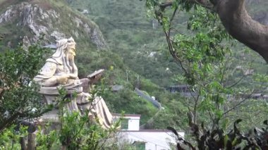 Ruifang 'da Jinguashi yakınlarındaki Cyuanji Tapınağı' ndaki Guan Yu heykelinin 4K etkileyici anıtı, Xinbei, Tayvan-Dan 'deki ünlü eğlence merkezleri