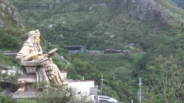 Ruifang 'da Jinguashi yakınlarındaki Cyuanji Tapınağı' ndaki Guan Yu heykelinin 4K etkileyici anıtı, Xinbei, Tayvan-Dan 'deki ünlü eğlence merkezleri