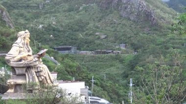 Ruifang 'da Jinguashi yakınlarındaki Cyuanji Tapınağı' ndaki Guan Yu heykelinin 4K etkileyici anıtı, Xinbei, Tayvan-Dan 'deki ünlü eğlence merkezleri