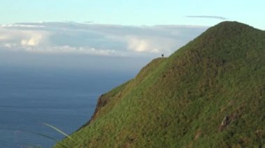 4K genç adam ve kadın manzara ile özgürlük arıyor ve hissediyor, TeaPot Dağı 'ndan seyahat macerası turizmi, Tayvan-Dan