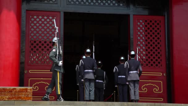 2016年9月21日 台湾台北 4K名台湾士兵在国立革命烈士神龛入口换岗 献给中华民国的阵亡将士 — 图库视频影像