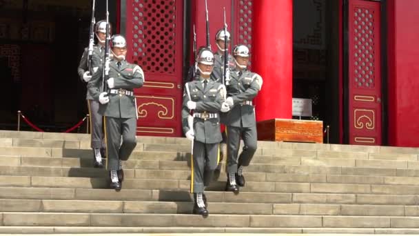 Taipei Taiwan September 2016 Taiwanesiska Soldater Byter Vakt Vid Entrédörren — Stockvideo