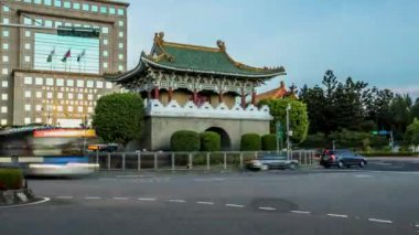Taipei, Tayvan-25 Ağustos 2017: 4K Taipei 'nin Doğu Kapısı Hyperlapse, Tayvan. Kapıya yaklaşan farklı araçlar. Trafik arabaları, motosikletler ve otobüsler gündüz yolda. Tarihi site - Dan