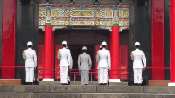 Taipei Taiwan Απριλίου 2013 Αλλαγή Φρουράς Στο Εθνικό Προσκύνημα Των — Αρχείο Βίντεο