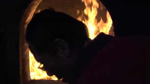 3月2016 4Kアジアの寺院でジョス紙を焼く男 幽霊のお金を焼く故人の精神のための先祖の名誉の伝統です死後の良いものがダン — ストック動画