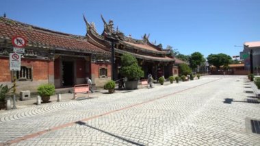 Taipei, Tayvan-12 Eylül 2017: 4K Mavi gökyüzü ile bir günde Dalongdong Baoan Tapınağı. Taipei Baoan Tapınağı Tayvan 'da güzel bir ibadethane. Ünlü antik Budist tapınağı Dan.