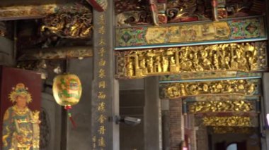 Taipei, Tayvan-12 Eylül 2017: 4K Dragon fener süslemesi Dalongdong Baoan Tapınağı 'nın kapılarını koruyan tanrıların güzel resimlerine yakın. Taipei Baoan Tapınağı çok güzel bir ibadethane.