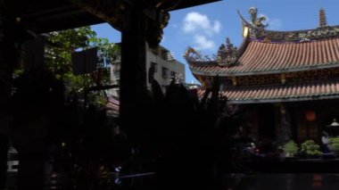 Taipei, Tayvan-12 Eylül, 2017: 4K Dalongdong Baoan Tapınağı merkez salonu gündüz vakti mavi gökyüzü ile. Taipei Baoan Tapınağı Tayvan-Dan 'da güzel bir ibadethane.