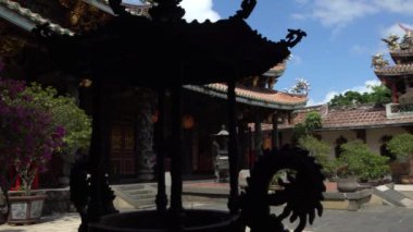 Taipei, Tayvan-12 Eylül, 2017: 4K Dalongdong Baoan Tapınağı merkez salonu gündüz vakti mavi gökyüzü ile. Taipei Baoan Tapınağı Tayvan-Dan 'da güzel bir ibadethane.