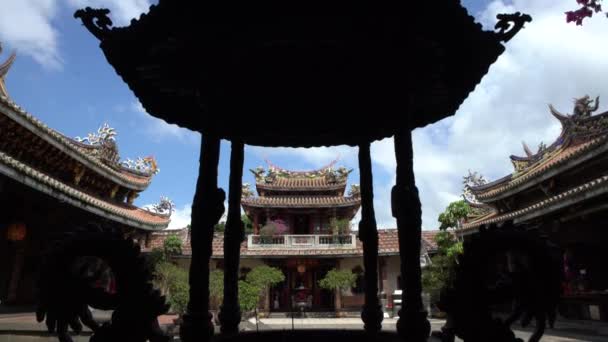 Tajpej Tajwan Września 2017 Azjaci Modlący Się Kadzidłem Słynna Świątynia — Wideo stockowe