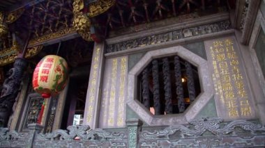 Taipei 'deki Budist Lungshan Tapınağı' nın güzel penceresinin yanında bir ejder feneri süslemesi. Mengjia Longshan Tapınağı çok güzel bir ibadethane. Birçok insan dilek diliyor.