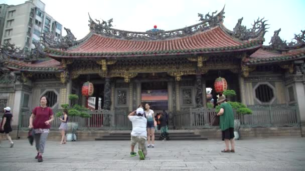 Turistas Tomando Fotografías Con Teléfono Cámara Del Templo Buddhist Lungshan — Vídeos de Stock