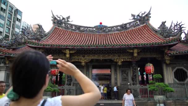 Turistas Tomando Fotografías Con Teléfono Cámara Del Templo Buddhist Lungshan — Vídeos de Stock