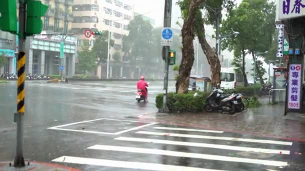 2016年9月27日台湾台北 超级台风Megi期间4K极端风力和雨量 台北市街道 有强烈的飓风 亚洲公路的摩托和汽车交通 — 图库视频影像